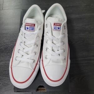 Women's Converse size 5.5- NEW